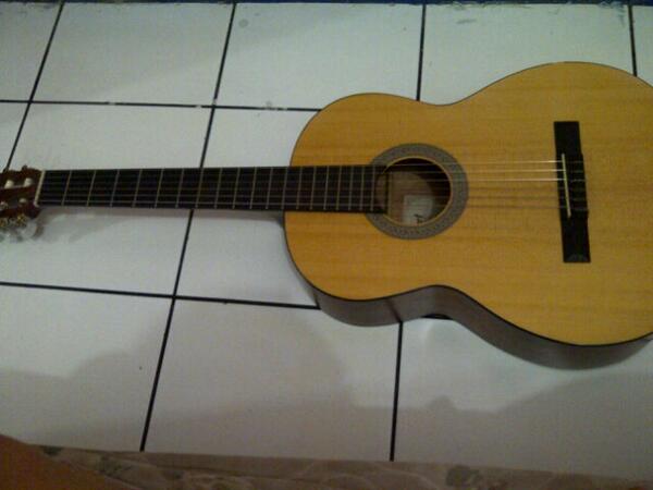 addicted2ed's tweet image. My guitar.. It doesn't look so good but i really love this thing (&amp;gt;̯w&amp;lt;)