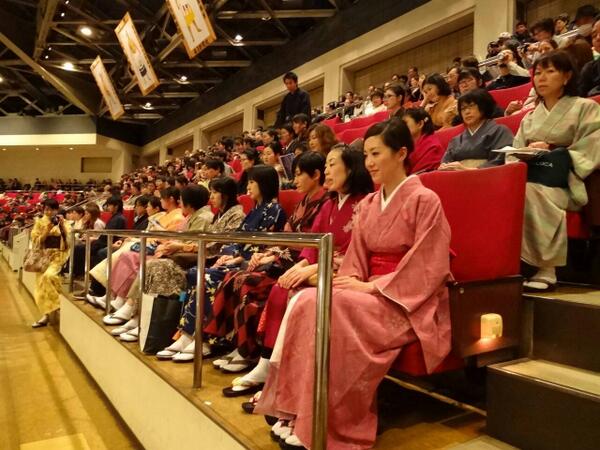 ume_ichi's tweet photo. テレビでは見られなかったけれども、えらい事になってたんだ！
某氏は何処？RT @sumokyokai: <大相撲一月場所 和装day>着物と相撲、ダブルデビュープランの皆様、相撲観戦中。！#sumo #kimono #waso http://t.co/tjd0cXB5pM