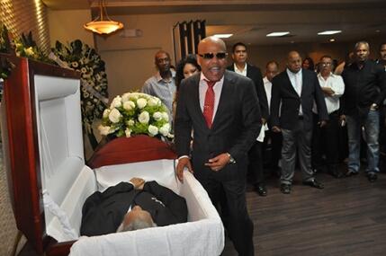 Rubby Pérez llega a funeraria cantando "Anoche soñé" ante cadáver Francis Santana  elportal.com.do/entretenimient…