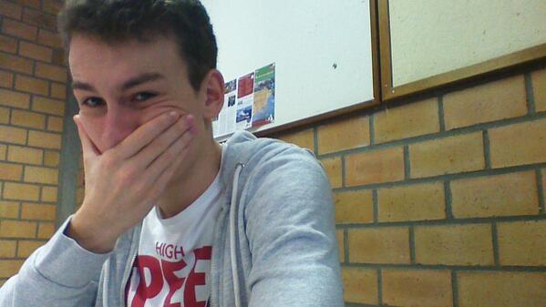 JanBaptist96's tweet photo. Nederlands met de matjes @YannisBroucke #felwezen #jwz http://t.co/wlHlNXgyxN