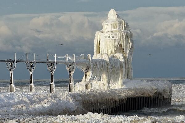 _Paisajes_'s tweet photo. Lago Michigan, El Faro St. Joseph congelado. http://t.co/xO9dUcAlKW