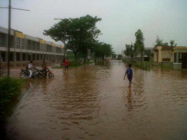 TMCPoldaMetro's tweet photo. RT @aldodamara:16:24 Jl. Raya boulevard Graha Raya (depan ruko fortune) banjir -/+ 60 cm, tdk bs dilewati kendaraan http://t.co/fitxvPbHhf