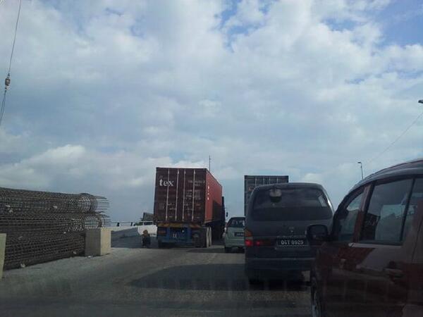 KlangTraffic's tweet photo. Haulage rosak menghala ke Port Klang dari arah Northport. #klgtf http://t.co/1a9K4zJhRx