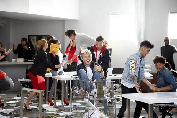 #1DPicOfTheWeek: The guys causing havoc in the office (on the set of Best Song Ever). 1DHQ x
