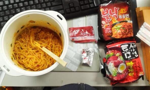 불새라면! 불낙볶음면+틈새라면!
이러면 내가 알기로 우리나라에서 제일매운 볶음면이 된다!