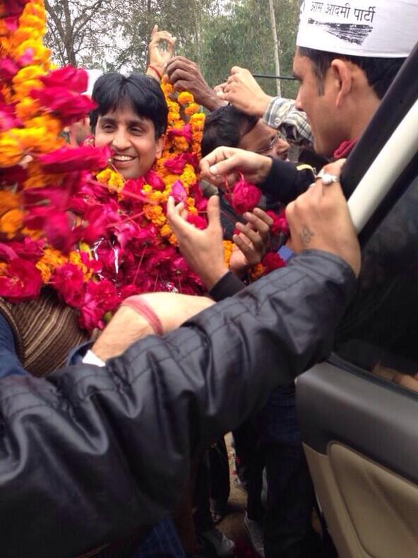 DrKumarVishwas's tweet photo. Day going so good.Thnx to Ppl of Amethi fr ths incredible welcome & support.बदलेगी अमेठी,बदलेगा देश #AmethiUpdate http://t.co/7pVLS1Plft