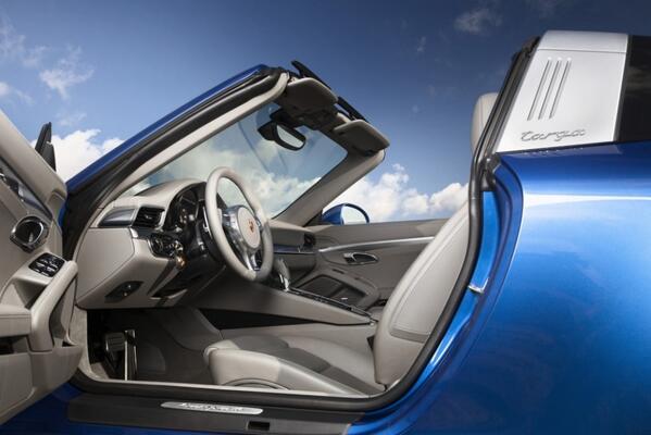 RSMagPorsche's tweet photo. Une autre rien que pour le plaisir ! C'est un grand jour ! #Porsche #Porsche911 #Porsche991 #Targa #Détroit http://t.co/RzKciiJsOV