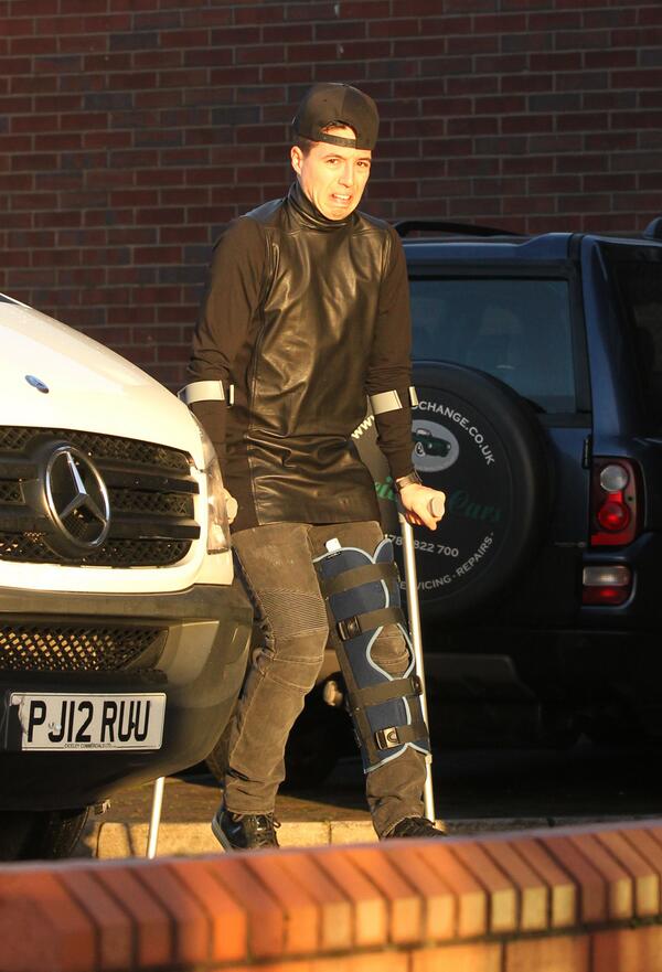 waatpies's tweet photo. So, Samir Nasri wore a leather tabard to get his knee poor-poor checked out this morning... https://t.co/YP1MqQiqxW (via @lxndrnthrtn)