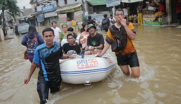 Frazzaa28's tweet photo. RT @VIVAnews: FOTO: Evakuasi Korban Banjir di Ciledug http://t.co/xVzPkKUn12 http://t.co/MABpPEb2fw