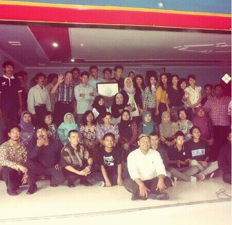 TMIPYK's tweet photo. Remember this? Kluarga besar guru TMIP dan Alumni 2013 #tmip #tmipyk #alumniTMIP #2013 http://t.co/1DjX1WVdS6