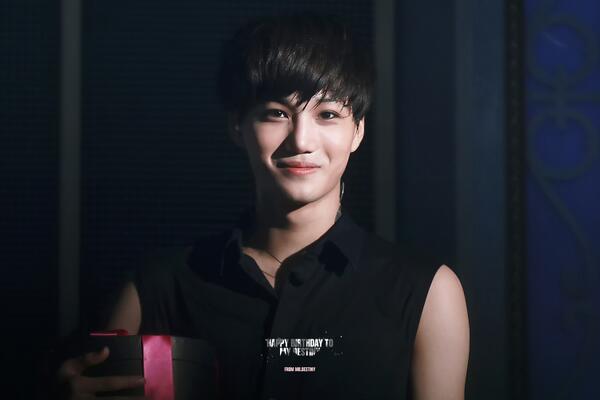 jonginnet's tweet photo. 평생 행복과 춤 추기를.
http://t.co/ZYMtRPM73m
#HappyJonginDay #종인아생일축하해 http://t.co/B3kcugpSXZ