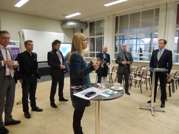 Manon Pijnenburg licht het Ballcarproject (vb van samenwerking tussen scholen en bedrijfsleven) toe aan <a href="/APechtold/">Alexander Pechtold</a>