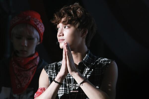 jonginnet's tweet photo. 넌 나의 꽃이자 하늘이야.
http://t.co/YXLYqk5ohp
#HappyJonginDay #종인아생일축하해 http://t.co/Z2oemzbeCy