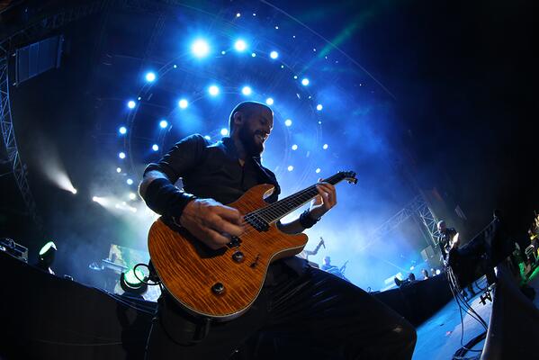 RocknCoke's tweet photo. Sharon Den Adel'den daha çok gitariste bakanlar FAV'lasın! http://t.co/vooCABEQ69