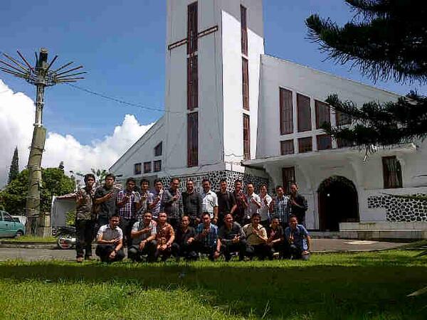 VoxMale's tweet photo. Pelayanan perdana 2014 di Gereja Sentrum Tondano http://t.co/TfuJy4pN1F