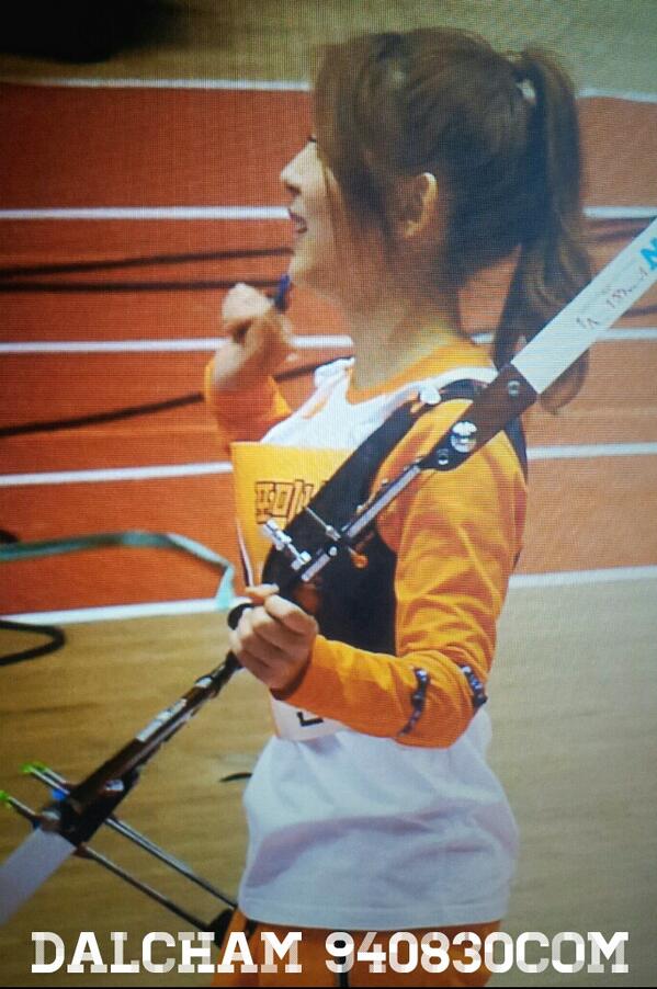 reunseong's tweet photo. 940830com Jan 13 [ 140113 아육대 직찍 프리뷰 ]★ 소혀니( @4M_kkwonsso )가 신이나서 손을 좌우로 붕붕>__<!★ http://t.co/Nv8SaMsJNz