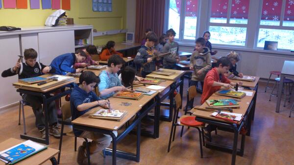 BoskantGroep7's tweet photo. Onze eigen flipperkasten maken #creamiddag http://t.co/vAXnfJSnvj