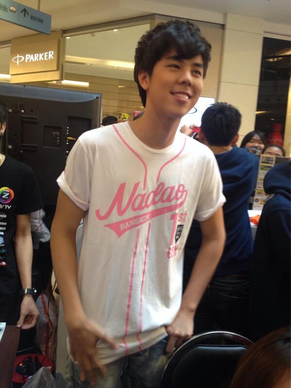 aungnoizee's tweet photo. นานทีจะเห็นพชรยิ้มเห็นฟันให้ถ่ายรูป @PPEACHCLUB แต่ภาพเบลอ #กล้องมือถือชัดได้เท่านี้ http://t.co/YinWjKFj6Z