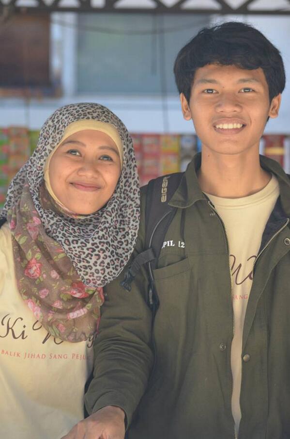 KREMOVPICTURES's tweet image. Kenalin.. ini Sekretaris dan Crew di KREMOV namanya @LiaNurapriani &amp;amp; @Geeromadhon #Memoryof2013