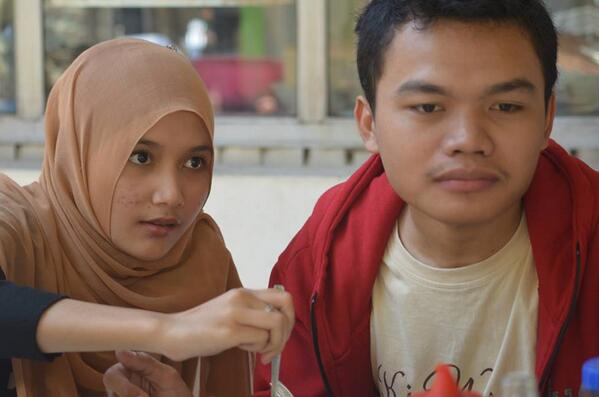 KREMOVPICTURES's tweet image. Mimin dapet foto candidnya @AstiSofyani dan @randykun_ nih salah satu Aktris dan CameraPerson di KREMOV #Memoryof2013