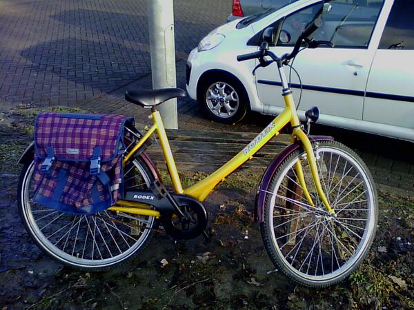 Deze fiets is bij de ijsbaan achtergebleven. Welk meisje moet nu verder lopend door het leven?