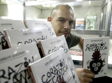 ChileNorma's tweet photo. Carlos Quezadas, el escritor mexicano fue el ganador del Premio Norma LIJ 2014 por su novela "Shin" http://t.co/xKsqReyTDo