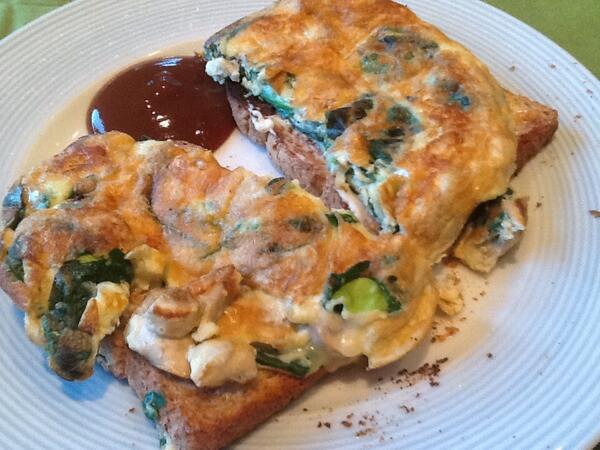 SWsmiffy's tweet image. Mushroom, spinach &amp;amp; grated light cheddar (HeA) omelette with wholemeal toast (HeB) - only 1/2 syn for light HP sauce
