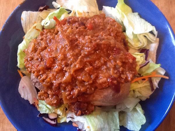 SWsmiffy's tweet image. Syn free chilli, jacket potato and salad! Yum! #slimmingworld