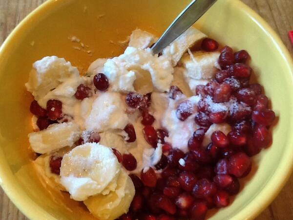SWsmiffy's tweet image. Delicious syn free dessert: pomegranate seeds, banana, 0% Total Greek yoghurt and a little sweetener #slimmingworld