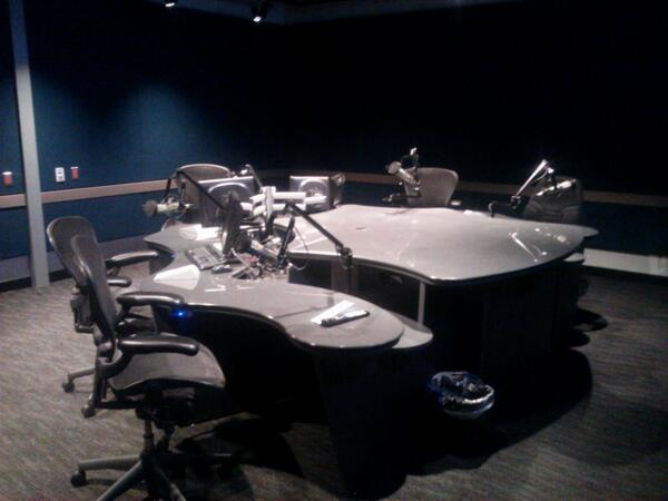 Jerseyhaas's tweet image. Wanna spend a Friday as a #Fanalyst w/ @RobinLundberg... send your 140-character resume his way!! @ESPNNY98_7FM