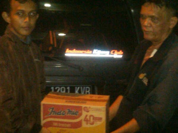 Ketua <a href="/IKCjakarta/">IKC Jakarta</a> Bambang yg menyerahkan bantuan #PoskoBanjirJakarta kpd saudara kita dikampung pulo jak-tim