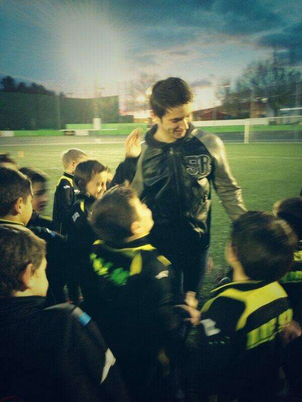 elchecf's tweet photo. Entre risas y bromas, los jóvenes del U.D.F Sax preguntan al jugador del filial, Gabri #ConNuestrosClubesDePrimera http://t.co/aukLe0SWiY