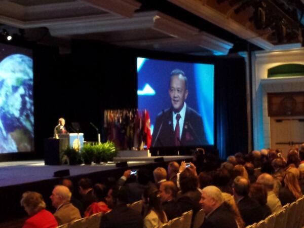 Huang a Governatori eletti: dobbiamo sostenere la #Rotary Foundation.
Come leader occorre guidare con l'esempio #IA14