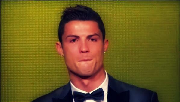 SoyunRedDevils's tweet photo. Gran momento en el que Cristiano Ronaldo llora al recibir el Balon de Oro 2013 ¡Te lo mereces! ¡CRACK! http://t.co/KLCb3QnPy7