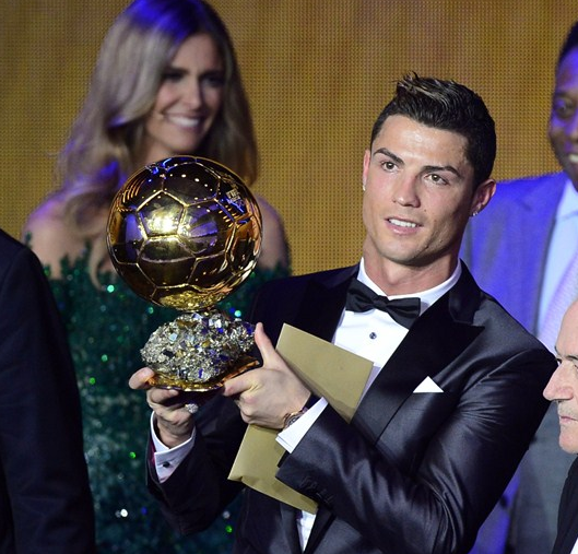 voetbalzonenl's tweet image. Cristiano Ronaldo met de Ballon d'Or. Gefeliciteerd!