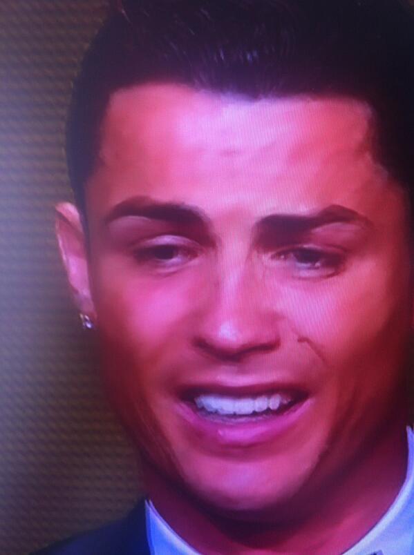 LosHacheros's tweet photo. No es la mismísima ganadora del Miss Universo o una actriz recibiendo el Oscar en Hollywood: es Chillando Ronaldo http://t.co/UVdO4j8C6H
