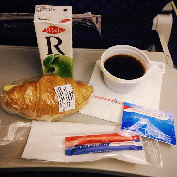 tripmasala's tweet photo. Ланч на борту самолета Петербург — Москва. Мелочь, а приятно! http://t.co/GHgvk8qTzd
