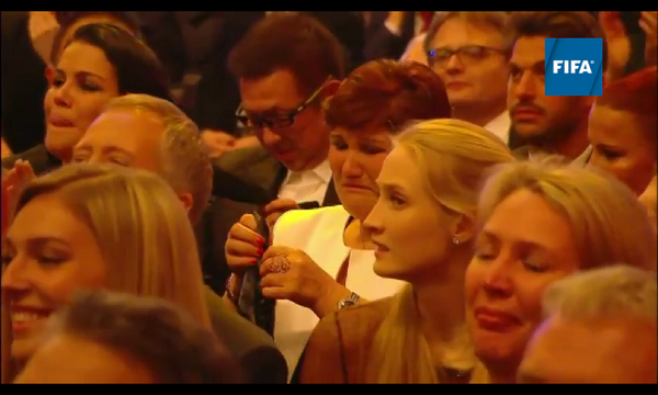 voetbalzonenl's tweet image. De moeder van Cristiano Ronaldo hield het ook niet droog.