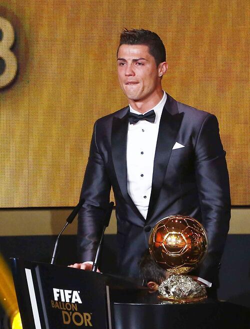 ReaI_Madrid_CF's tweet photo. CR7: "Me siento muy feliz y doy las gracias a todos mis compañeros del Real Madrid, a mi presidente y a mi familia". http://t.co/XULJYEBhR3