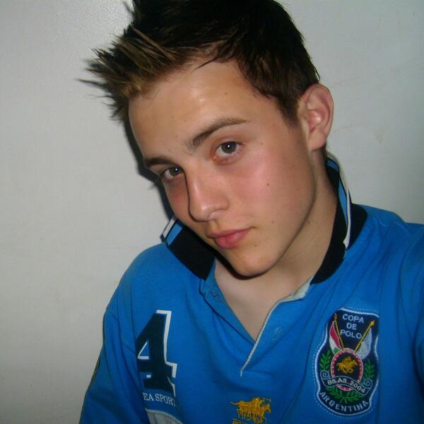 _dis_en_chan_t's tweet image. "@planetjedward: Edward in June 2006! http://t.co/fQjr2J8UX2" #notcoping