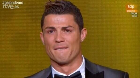 NLVoetbalDingen's tweet photo. Gefeliciteerd met het winnen van de Ballon D'or Ronaldo!       Terecht? RT= ja http://t.co/A9K6XsET9D