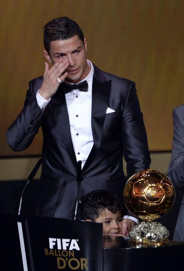 ReaI_Madrid_CF's tweet photo. Las lagrimas de un campeón. ¡Grande Cristiano! http://t.co/El7YoMbrRO