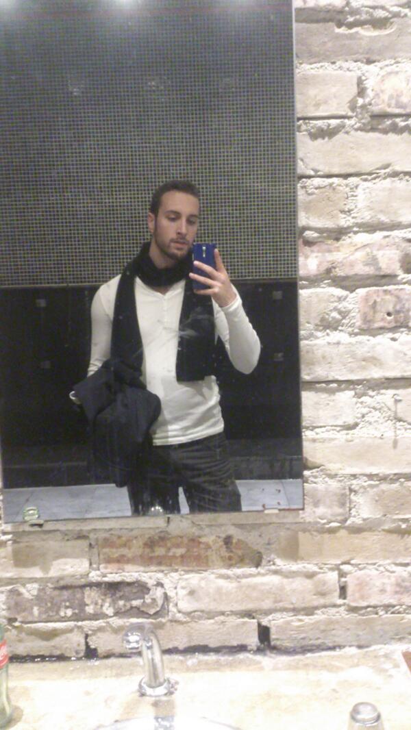 salvadcadi's tweet photo. Baño d la galería http://t.co/1ccpFCH8Eh