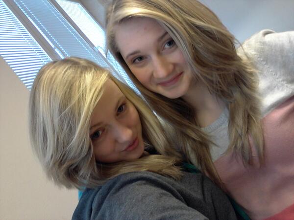 NatkaKmoch's tweet photo. In school with friends!!! http://t.co/Riag2aXTOi
