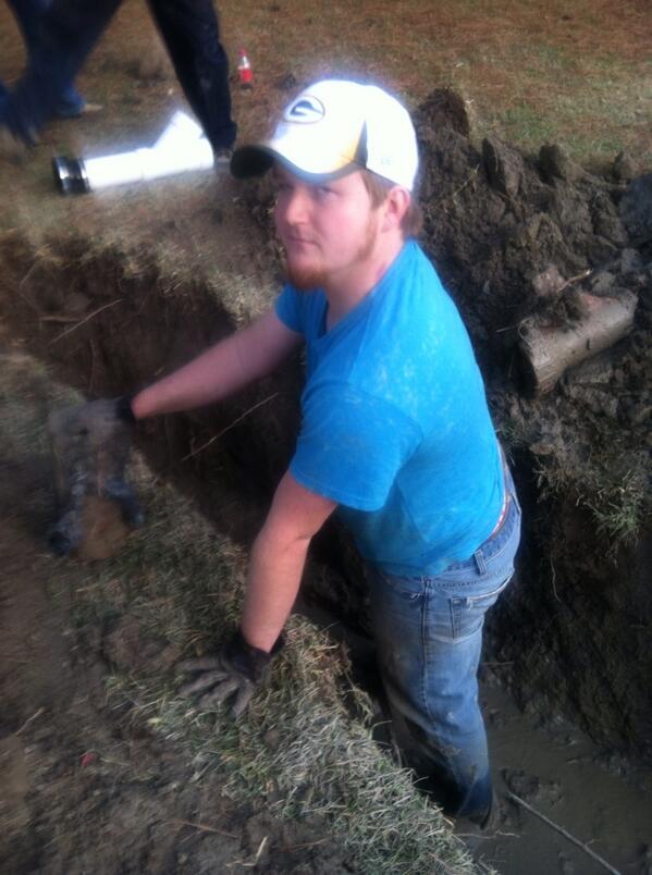 dadofsamandclay's tweet image. My brother @coyotesfan9898 diggin up his back yard.  #sewerproblems #shittyjob