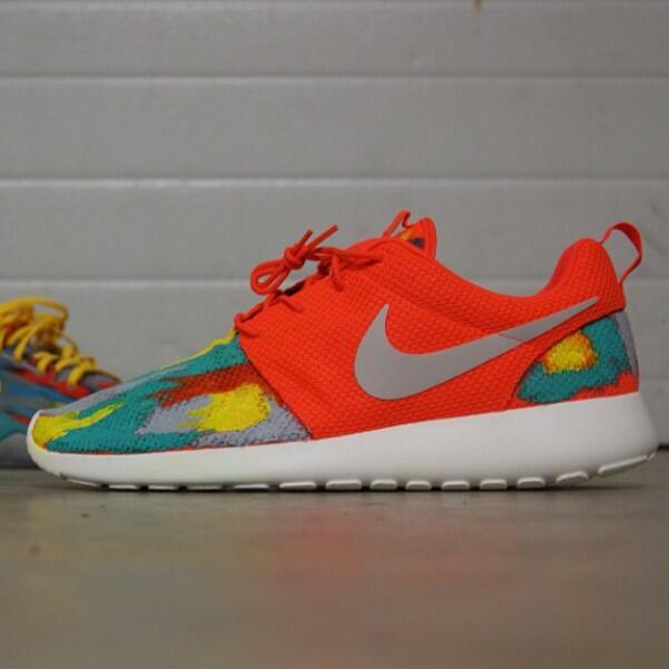the_best_kicks's tweet image. Venice beach custom roshe run by AMAC Customs