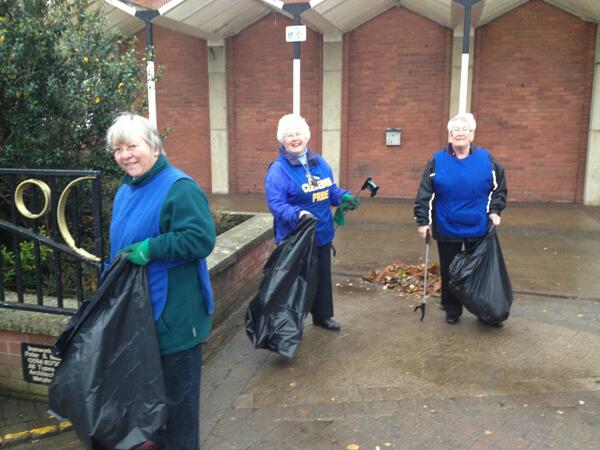 clevedon_pride's tweet photo. Clevedon Prides litter collectors working hard in Queens Square. #keepingthetownlookinggreat http://t.co/R9Og9CbaV6