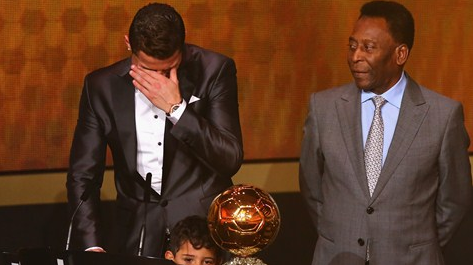 ReaI_Madrid_CF's tweet photo. Cristiano Ronaldo emocionado trás recibir el Balón de Oro. El momento de la gala, sin duda. http://t.co/TRp8yHg2bD
