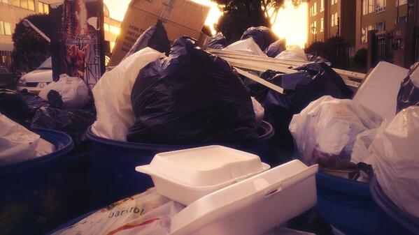 ViaAlTren1's tweet photo. Ahora  venga usted y recoja la basura #OrdoñeseDeLaRisa http://t.co/PUAJR1tlf6