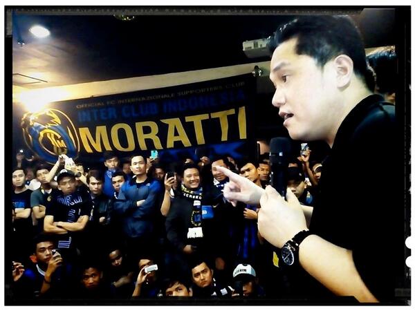 Inter's tweet photo. President Erick #Thohir watching #InterChievo with the fans of @InterClubIndo in Jakarta. http://t.co/FiIQ1OBpyk #FCIM